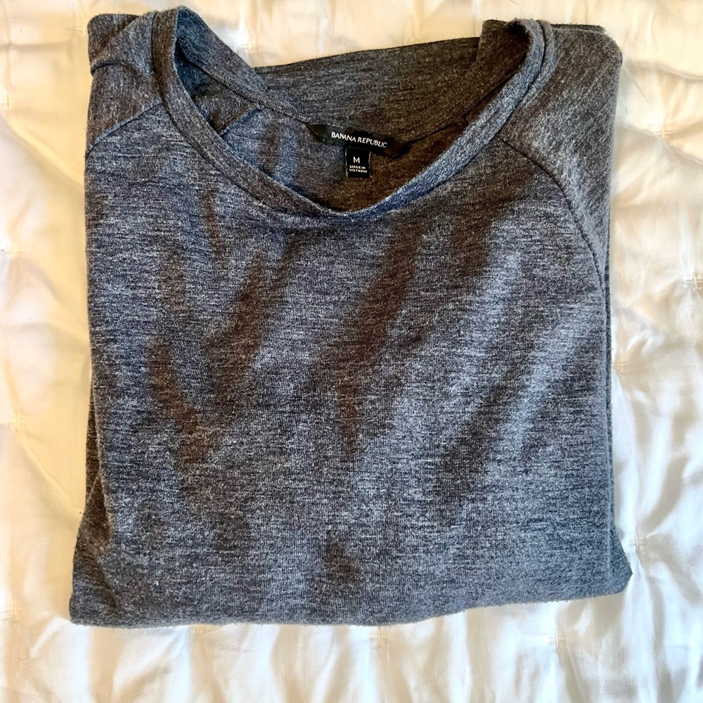 Reserved Banana Republic 3/4 sleeve top. Crew neck. Ruffled sleeve. - Picture 5 of 13